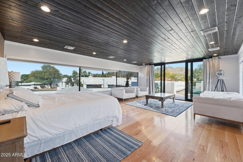 33-032-upstairs-suite