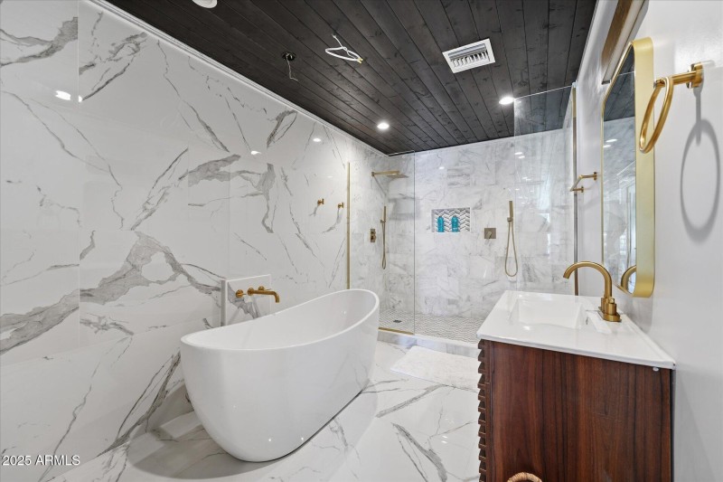 35-034-upstairs-bathroom