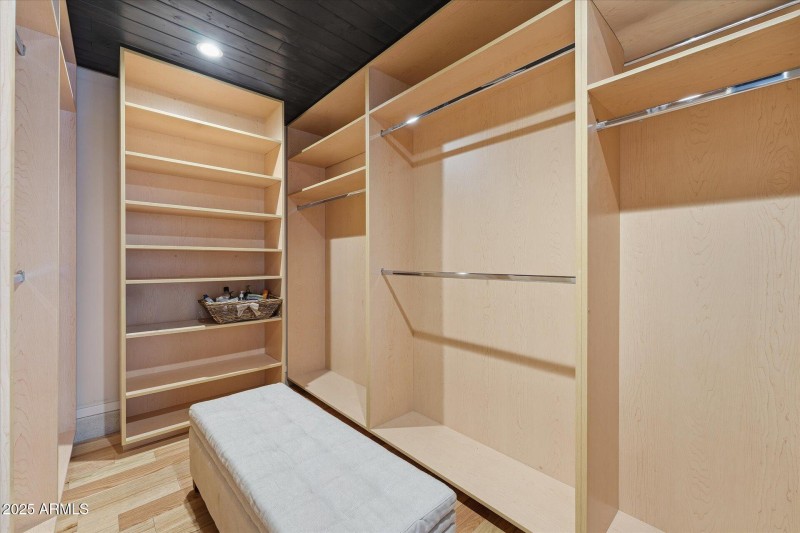 36-035-upstairs-closet