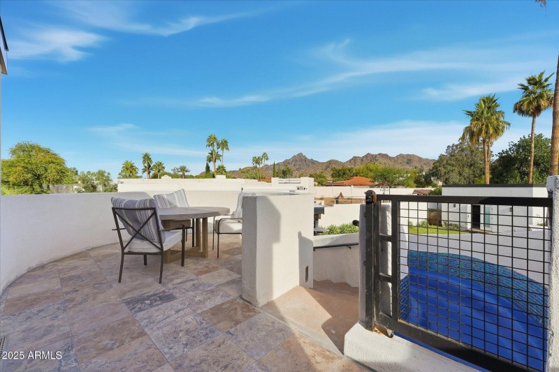 37-036-upstairs-patio