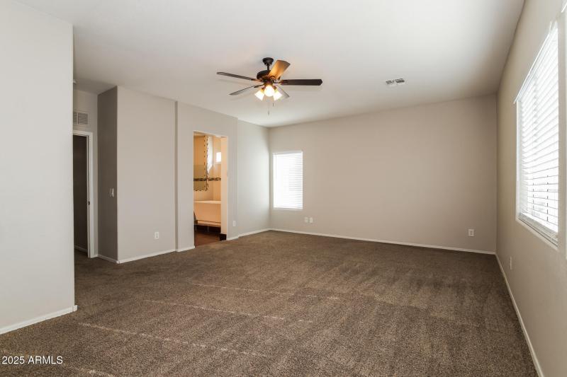 014-photo-main-bedroom-15024595