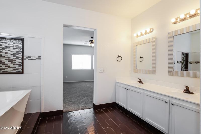015-photo-main-bathroom-15024596