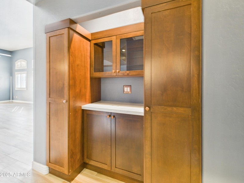 4 13826 N 96th St Hall Cabinetry