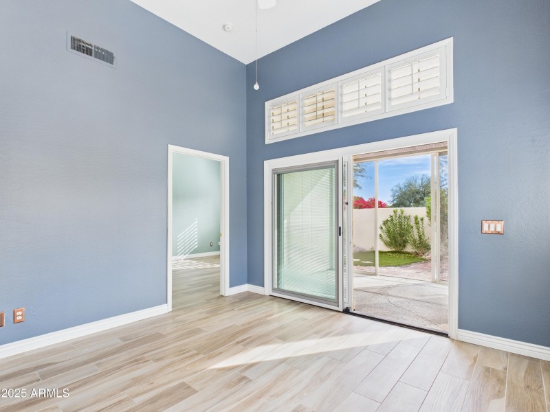 51 13826 N 96th St Living Room