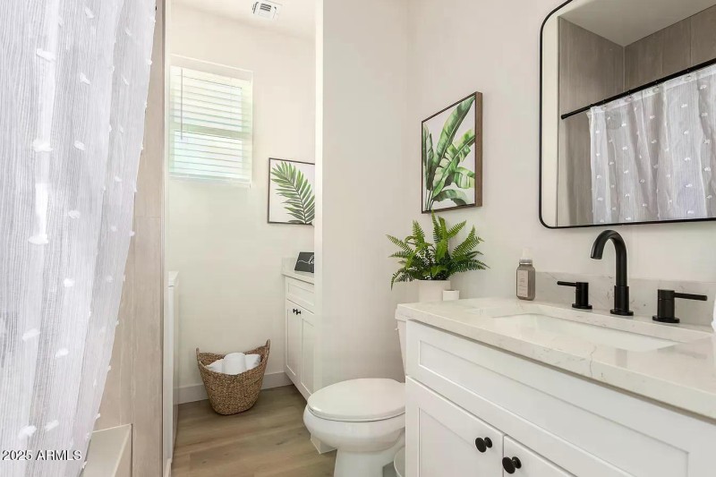 4b03715354c5f9ba2ef6e2ac1baffad7-uncropp