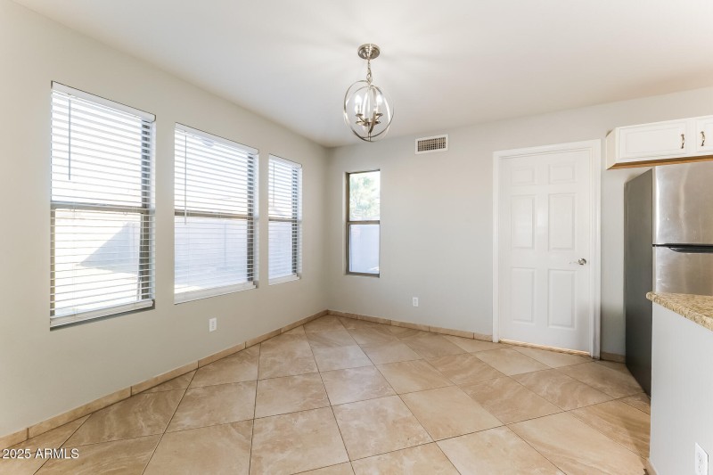 006-photo-dining-room-15044107