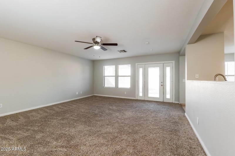 009-photo-family-room-15044122