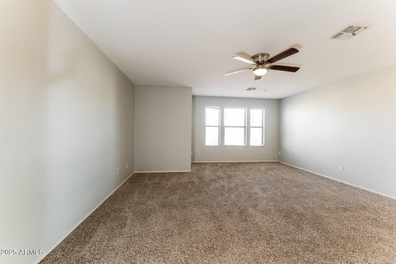 011-photo-main-bedroom-15044108