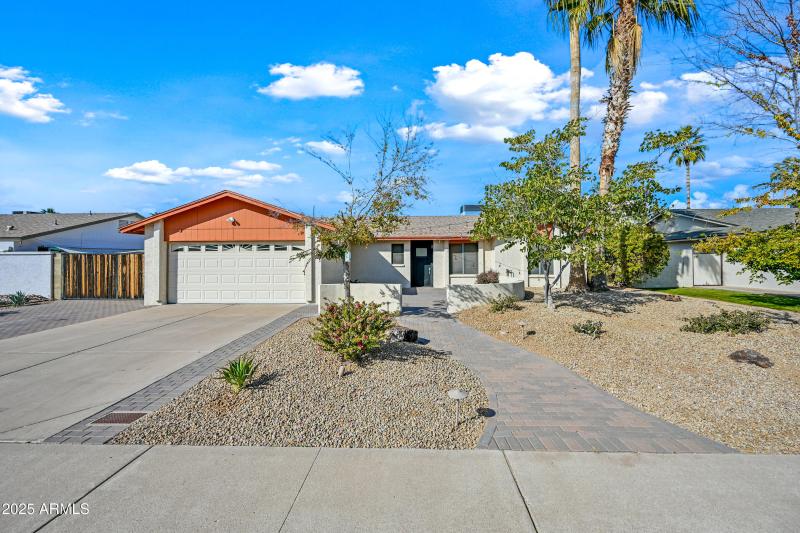 FRONT 5924 EVERETT DR