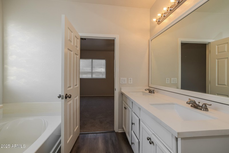 018-photo-main-bathroom-15057160