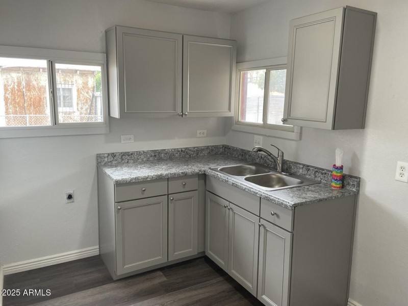 737 S 2nd ST bk hs (16)