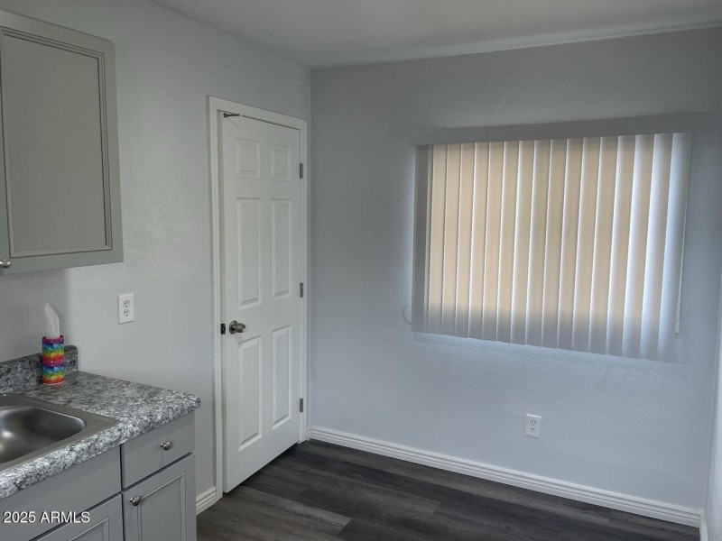 737 S 2nd ST bk hs (17)