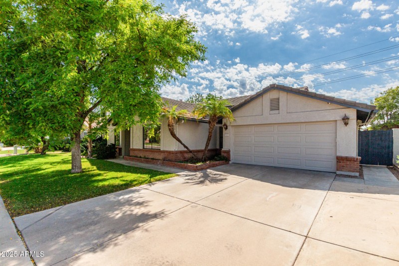 Long driveway for plenty of parking