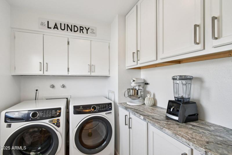 Laundry w/storage