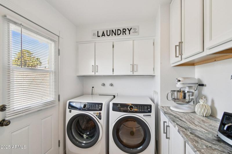 Laundry w/storage