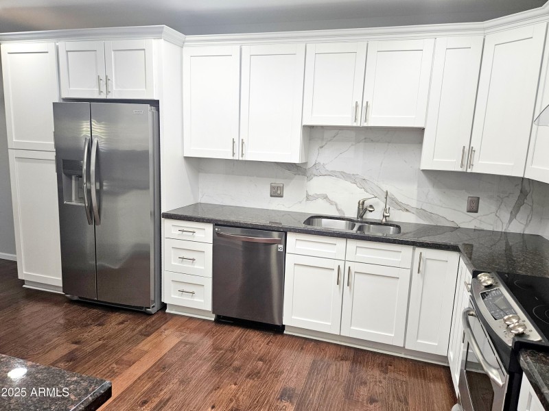 4139 Clarendon Kitchen 3