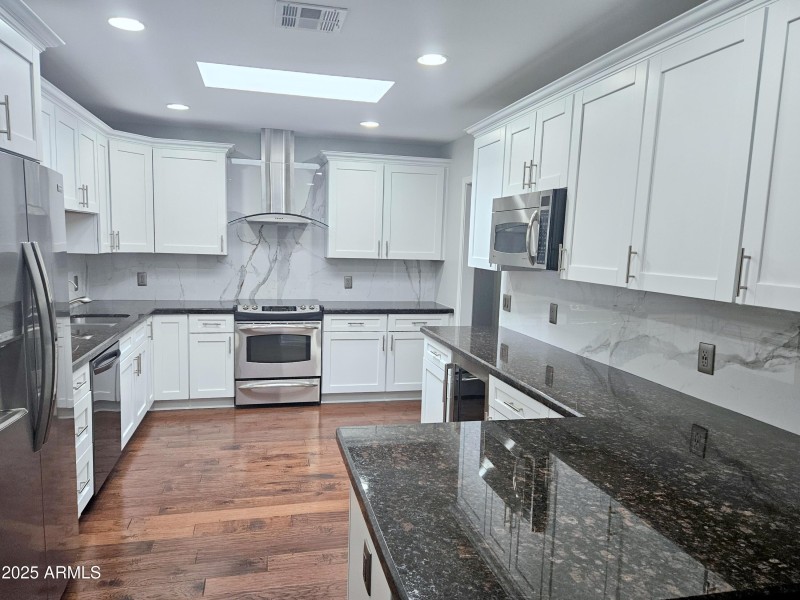 4139 Clarendon Kitchen