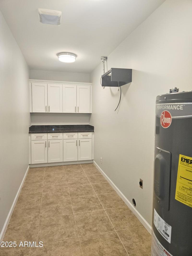 4139 Clarendon Laundry Room