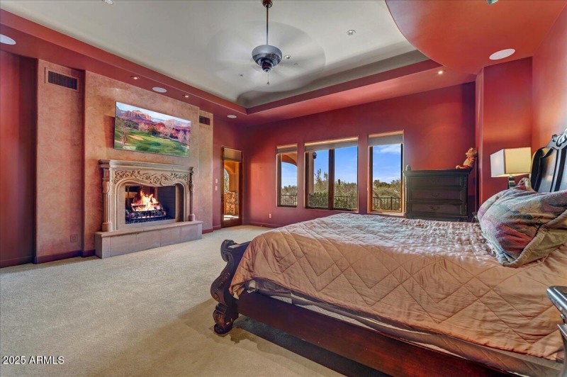 Primary Suite/Fireplace