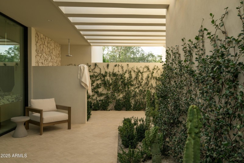 Primary Ensuite Private Courtyard