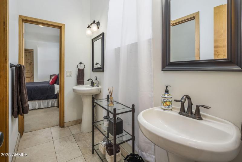 20 JACK & JILL GUEST BATH