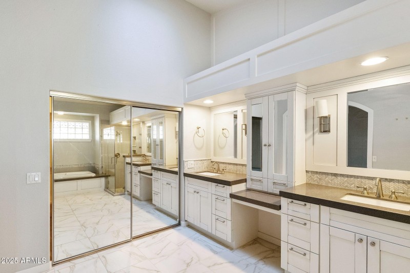 Primary Suite - mirrored doors to closet