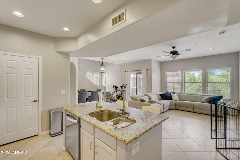 E Rough Rider Rd 1212-010