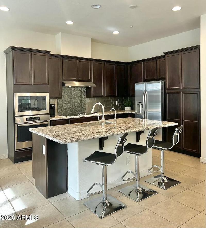 Center Island w/ Seating