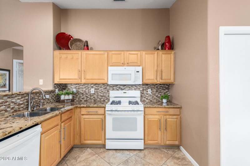 Glass tile backsplash & granite counters