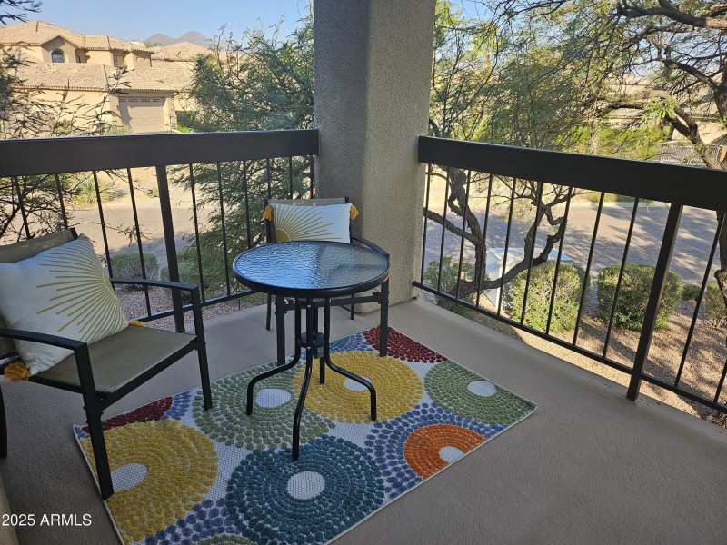 balcony dining & Fountain view