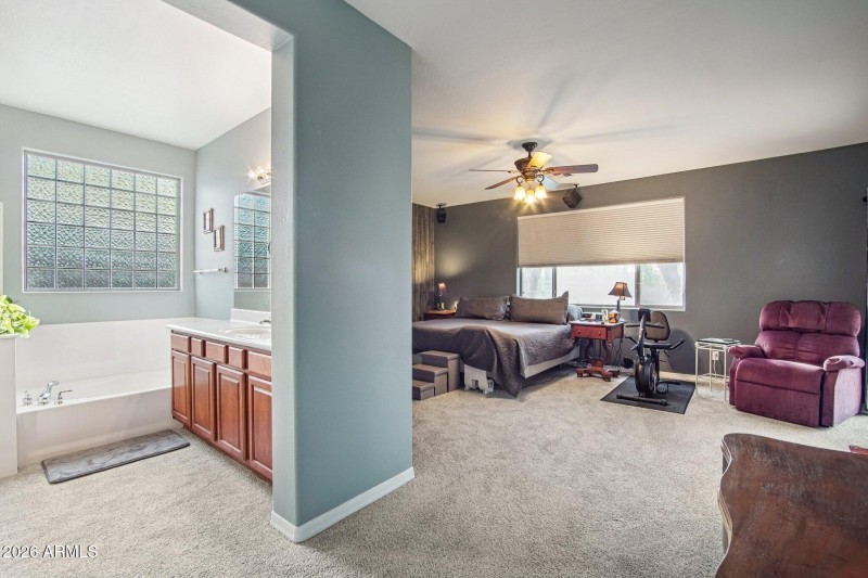 21-web-or-mls-W Bristol Ln-S0301-021