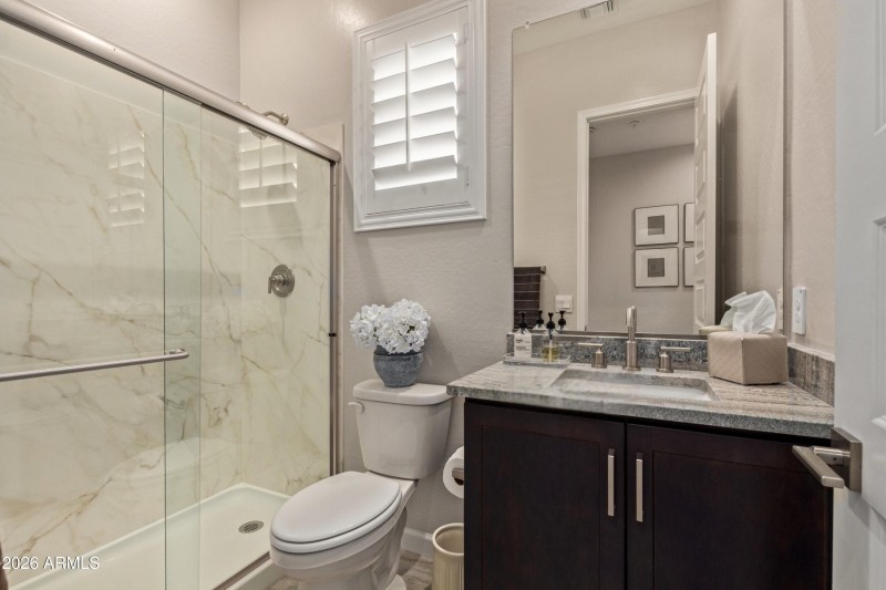 Full bathroom serving the front bedroom