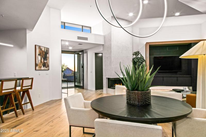 012_Open Flowing Floor Plan