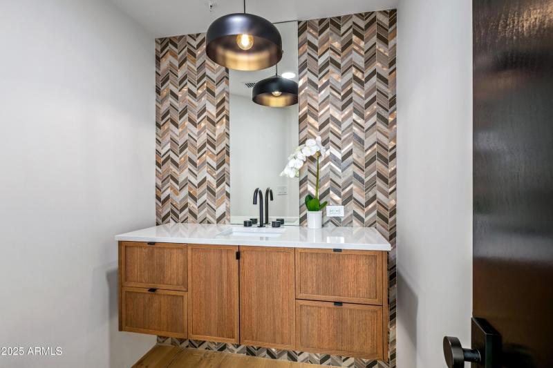 046_WOW! Powder Room