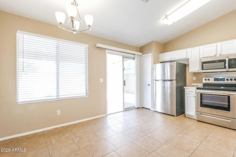 005-photo-dining-room-15048062