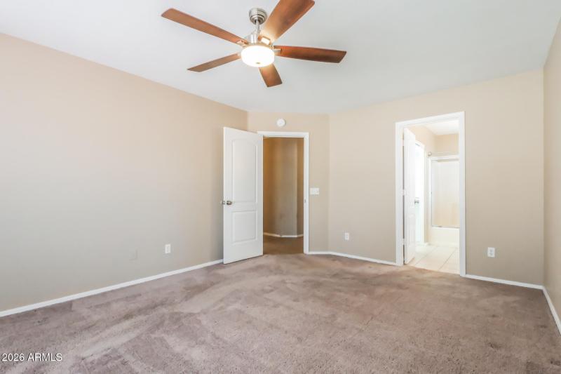 009-photo-main-bedroom-15048067