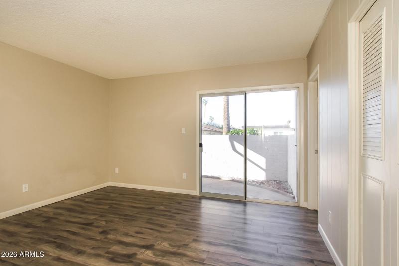 010-photo-main-bedroom-15047722