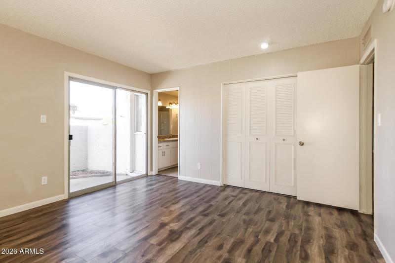 011-photo-main-bedroom-15047723