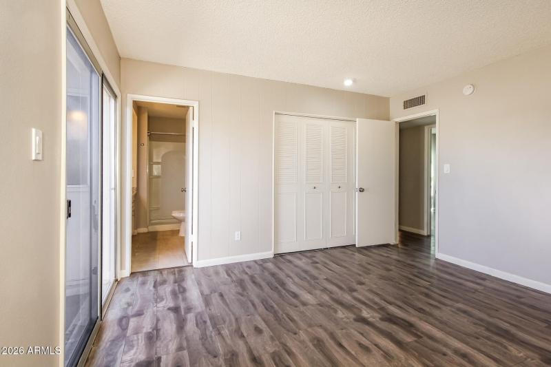 012-photo-main-bedroom-15047724