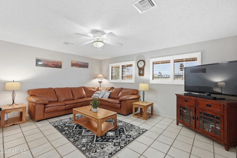 Large Living Space to entertain