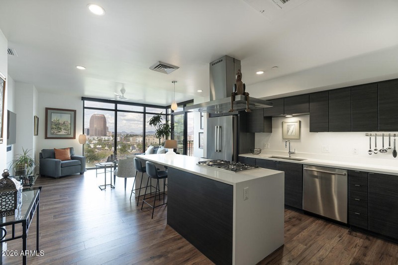 200 W PORTLAND ST 822