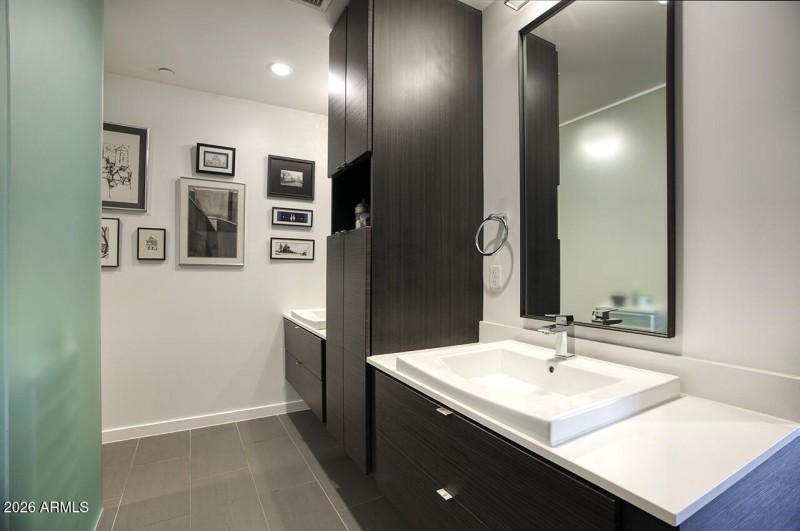 200 W PORTLAND ST 822