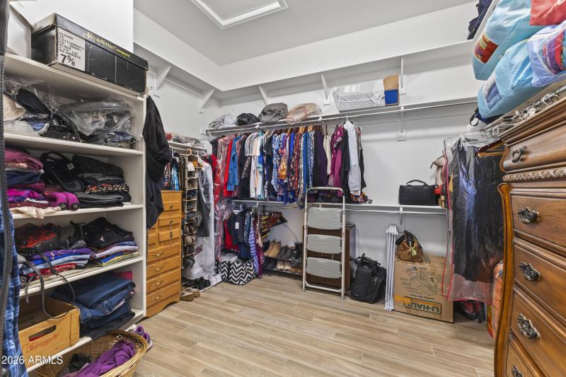 WALK-IN CLOSET