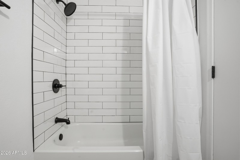 Primary 2 Shower/Tub combo