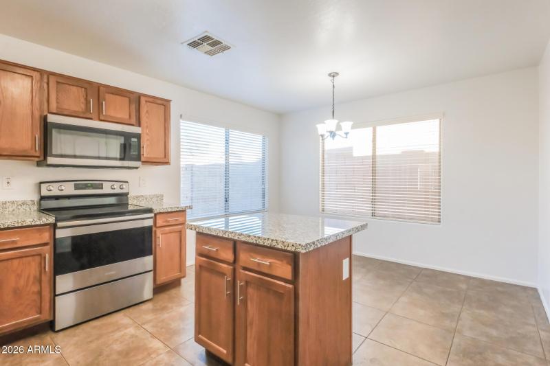 005-photo-dining-room-15048276