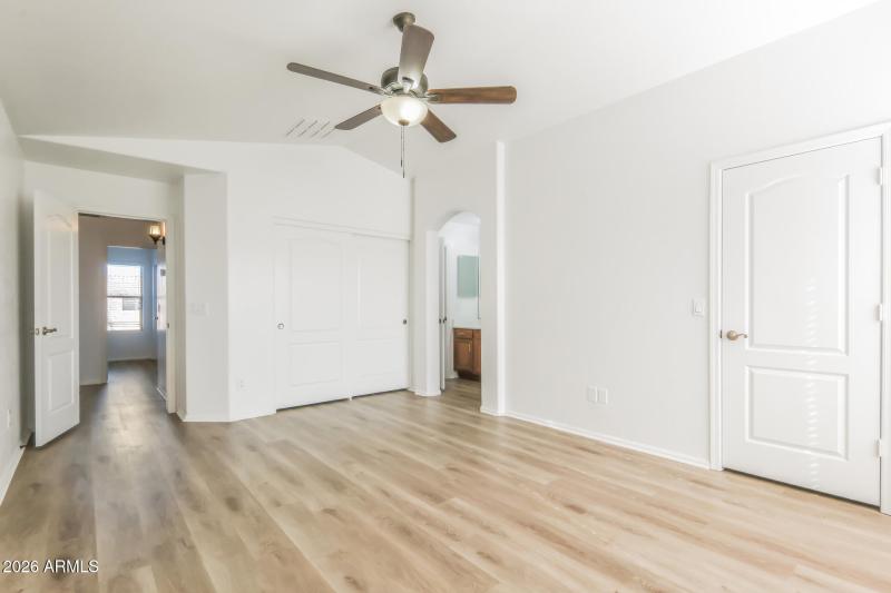 009-photo-main-bedroom-15048268