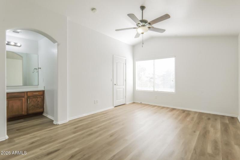 010-photo-main-bedroom-15048288