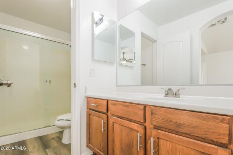 011-photo-main-bathroom-15048269