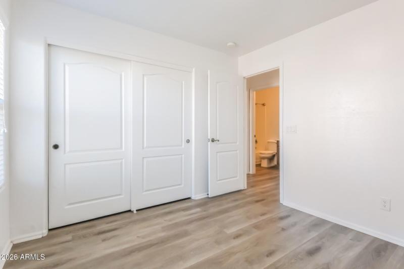 015-photo-bedroom-15048282