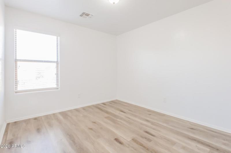 016-photo-bedroom-15048283